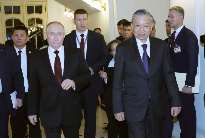 Chủ tịch nước Tô Lâm và Tổng thống Vladimir Putin đến dự buổi gặp gỡ lãnh đạo Hội Hữu nghị Việt - Nga và các thế hệ cựu sinh viên Việt Nam học tại Nga Ảnh: TTXVN Chủ tịch nước Tô Lâm và Tổng thống Vladimir Putin đến dự buổi gặp gỡ lãnh đạo Hội Hữu nghị Việt - Nga và các thế hệ cựu sinh viên Việt Nam học tại Nga Ảnh: TTXVN