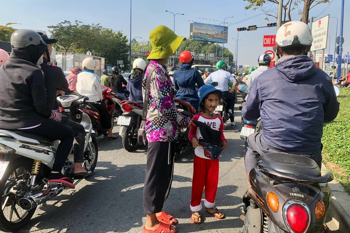 Dẹp nạn chăn dắt ăn xin: Đừng giơ cao đánh khẽ!- Ảnh 2. Dẹp nạn chăn dắt ăn xin: Đừng giơ cao đánh khẽ!- Ảnh 2.