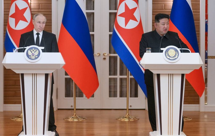 Nhà lãnh đạo Triều Tiên Kim Jong-un đã trao tặng Tổng thống Nga Vladimir Putin Huân chương Kim Nhật Thành. Ảnh: TASS Nhà lãnh đạo Triều Tiên Kim Jong-un đã trao tặng Tổng thống Nga Vladimir Putin Huân chương Kim Nhật Thành. Ảnh: TASS