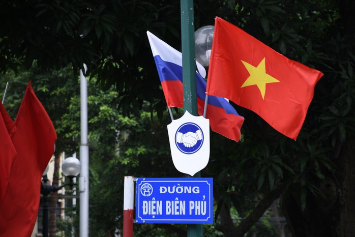 VIDEO: Đoàn xe Tổng thống Putin di chuyển trên đường phố Hà Nội- Ảnh 2. VIDEO: Đoàn xe Tổng thống Putin di chuyển trên đường phố Hà Nội- Ảnh 2.