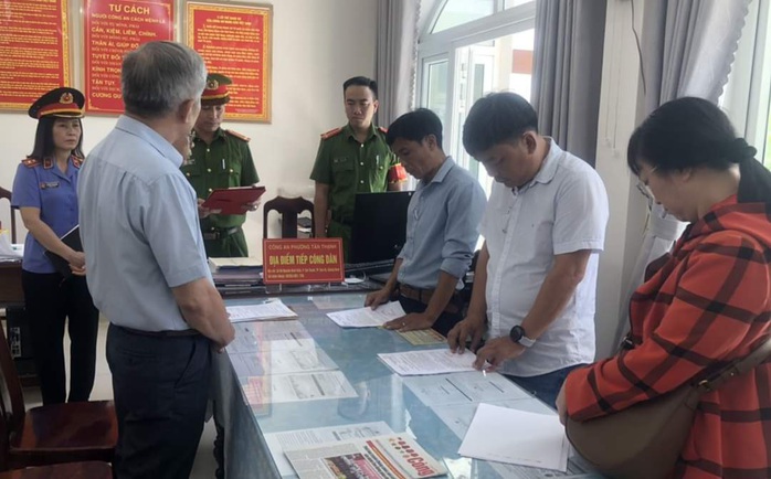 Bắt giam 5 đối tượng đưa nhận hối lộ tại Phòng GD-ĐT Hội An - Ảnh 1. Bắt giam 5 đối tượng đưa nhận hối lộ tại Phòng GD-ĐT Hội An - Ảnh 1.