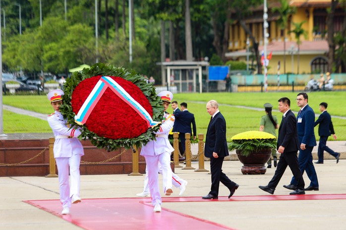Tổng thống Vladimir Putin vào Lăng viếng Chủ tịch Hồ Chí Minh- Ảnh 3. Tổng thống Vladimir Putin vào Lăng viếng Chủ tịch Hồ Chí Minh- Ảnh 3.