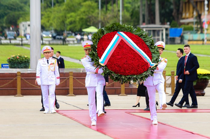 Tổng thống Vladimir Putin vào Lăng viếng Chủ tịch Hồ Chí Minh- Ảnh 4. Tổng thống Vladimir Putin vào Lăng viếng Chủ tịch Hồ Chí Minh- Ảnh 4.