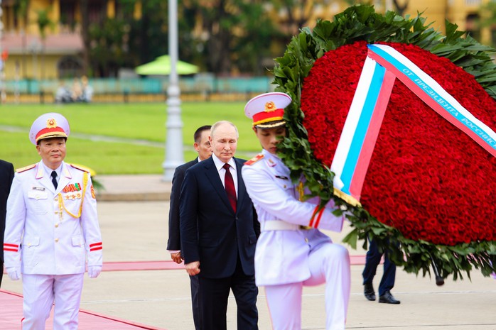Tổng thống Vladimir Putin vào Lăng viếng Chủ tịch Hồ Chí Minh- Ảnh 5. Tổng thống Vladimir Putin vào Lăng viếng Chủ tịch Hồ Chí Minh- Ảnh 5.