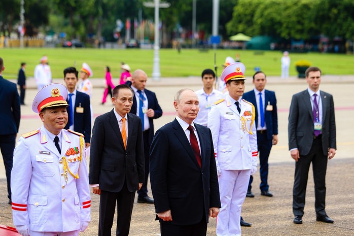 Tổng thống Vladimir Putin vào Lăng viếng Chủ tịch Hồ Chí Minh- Ảnh 7. Tổng thống Vladimir Putin vào Lăng viếng Chủ tịch Hồ Chí Minh- Ảnh 7.