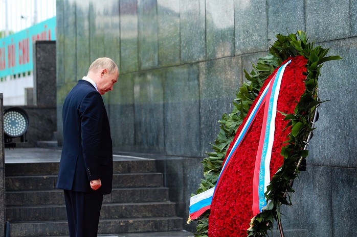 Tổng thống Vladimir Putin vào Lăng viếng Chủ tịch Hồ Chí Minh- Ảnh 11. Tổng thống Vladimir Putin vào Lăng viếng Chủ tịch Hồ Chí Minh- Ảnh 11.