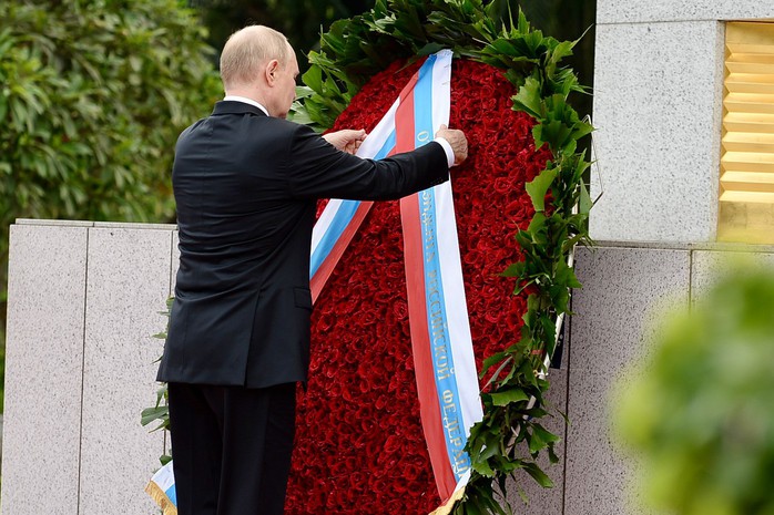 Tổng thống Vladimir Putin vào Lăng viếng Chủ tịch Hồ Chí Minh- Ảnh 15. Tổng thống Vladimir Putin vào Lăng viếng Chủ tịch Hồ Chí Minh- Ảnh 15.