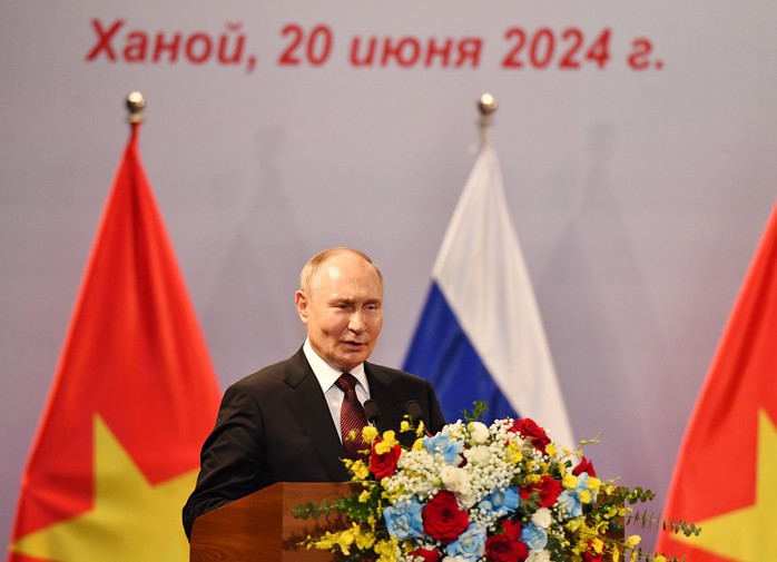 Tổng thống Vladimir Putin xúc động trước tình cảm nồng ấm của các cựu du học sinh- Ảnh 1. Tổng thống Vladimir Putin xúc động trước tình cảm nồng ấm của các cựu du học sinh- Ảnh 1.