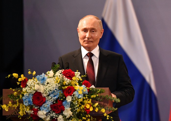Tổng thống Vladimir Putin xúc động trước tình cảm nồng ấm của các cựu du học sinh- Ảnh 7. Tổng thống Vladimir Putin xúc động trước tình cảm nồng ấm của các cựu du học sinh- Ảnh 7.