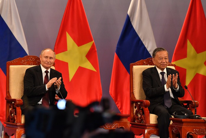 Tổng thống Vladimir Putin xúc động trước tình cảm nồng ấm của các cựu du học sinh- Ảnh 5. Tổng thống Vladimir Putin xúc động trước tình cảm nồng ấm của các cựu du học sinh- Ảnh 5.