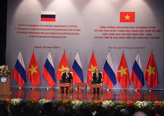 Tổng thống Vladimir Putin xúc động trước tình cảm nồng ấm của các cựu du học sinh- Ảnh 6. Tổng thống Vladimir Putin xúc động trước tình cảm nồng ấm của các cựu du học sinh- Ảnh 6.