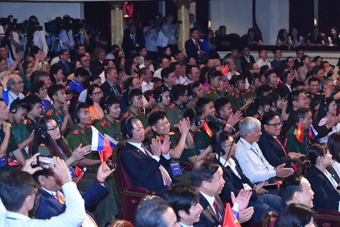 Tổng thống Vladimir Putin xúc động trước tình cảm nồng ấm của các cựu du học sinh- Ảnh 2. Tổng thống Vladimir Putin xúc động trước tình cảm nồng ấm của các cựu du học sinh- Ảnh 2.