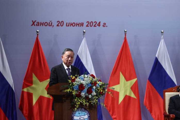 Tổng thống Vladimir Putin xúc động trước tình cảm nồng ấm của các cựu du học sinh- Ảnh 3. Tổng thống Vladimir Putin xúc động trước tình cảm nồng ấm của các cựu du học sinh- Ảnh 3.