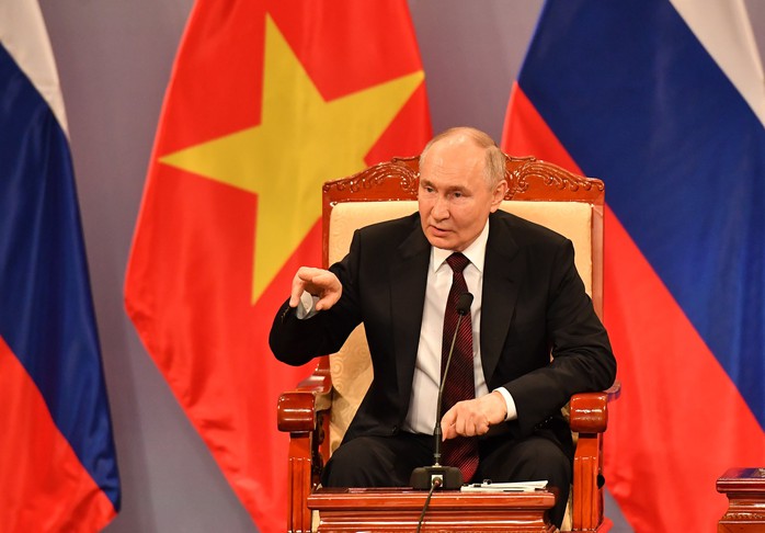 Tổng thống Vladimir Putin xúc động trước tình cảm nồng ấm của các cựu du học sinh- Ảnh 10. Tổng thống Vladimir Putin xúc động trước tình cảm nồng ấm của các cựu du học sinh- Ảnh 10.