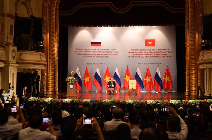 Tổng thống Vladimir Putin xúc động trước tình cảm nồng ấm của các cựu du học sinh- Ảnh 11. Tổng thống Vladimir Putin xúc động trước tình cảm nồng ấm của các cựu du học sinh- Ảnh 11.