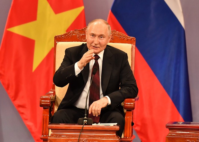 Tổng thống Vladimir Putin xúc động trước tình cảm nồng ấm của các cựu du học sinh- Ảnh 12. Tổng thống Vladimir Putin xúc động trước tình cảm nồng ấm của các cựu du học sinh- Ảnh 12.