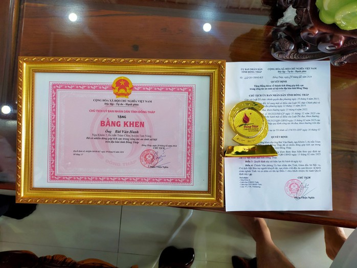 Bằng khen và biểu trưng lưu niệm tặng ông Bùi Văn Hanh Bằng khen và biểu trưng lưu niệm tặng ông Bùi Văn Hanh