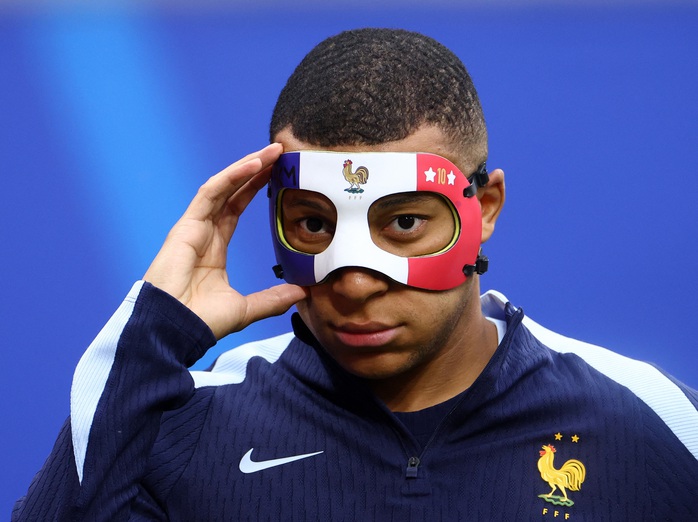 Euro 2024: Vì sao Mbappe có thể bị cấm đeo mặt nạ thi đấu?- Ảnh 3. Euro 2024: Vì sao Mbappe có thể bị cấm đeo mặt nạ thi đấu?- Ảnh 3.