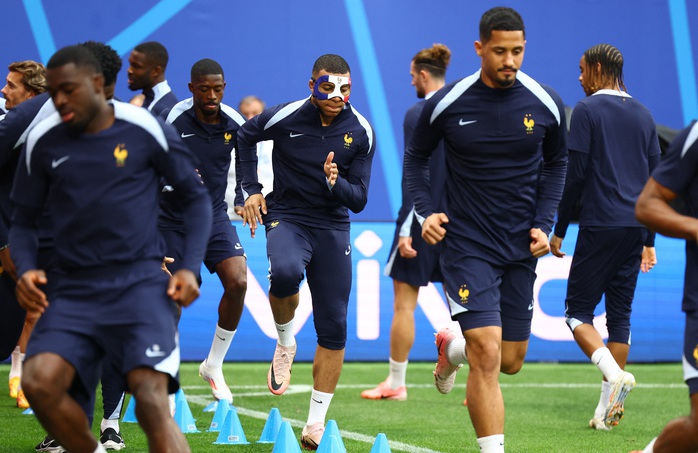 Euro 2024: Vì sao Mbappe có thể bị cấm đeo mặt nạ thi đấu?- Ảnh 1. Euro 2024: Vì sao Mbappe có thể bị cấm đeo mặt nạ thi đấu?- Ảnh 1.
