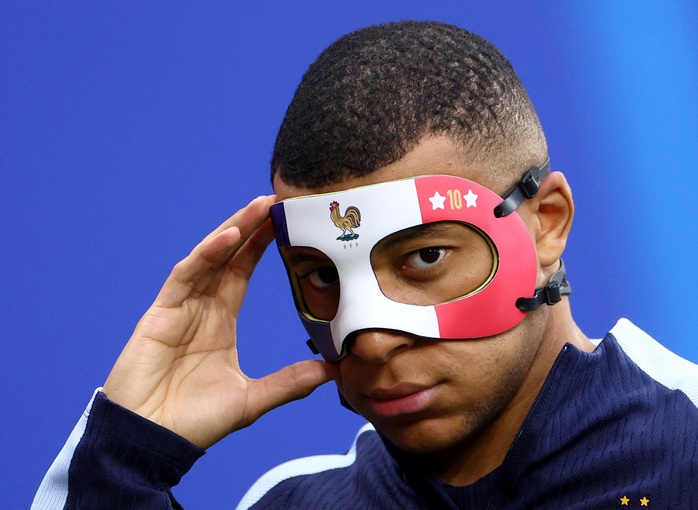 Euro 2024: Vì sao Mbappe có thể bị cấm đeo mặt nạ thi đấu?- Ảnh 2. Euro 2024: Vì sao Mbappe có thể bị cấm đeo mặt nạ thi đấu?- Ảnh 2.