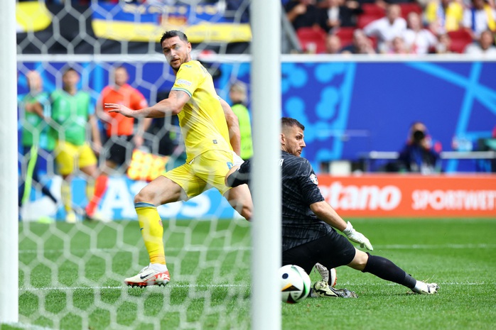 Euro 2024: Ukraine ngược dòng thắng Slovakia, thắp lại hy vọng- Ảnh 4. Euro 2024: Ukraine ngược dòng thắng Slovakia, thắp lại hy vọng- Ảnh 4.
