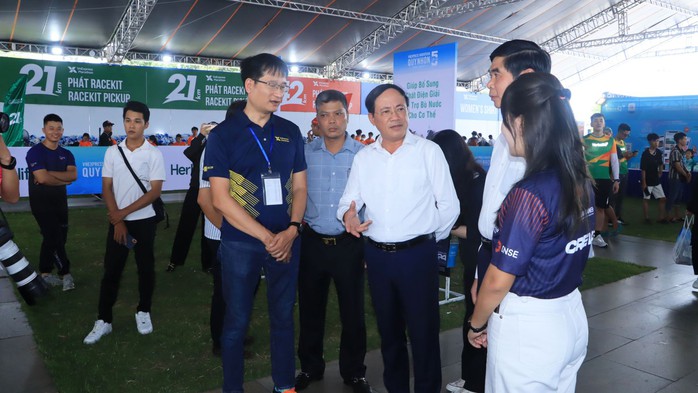 Chủ tịch tỉnh Bình Định tham gia cự ly 5 km giải VnExpress Marathon Quy Nhơn- Ảnh 1.