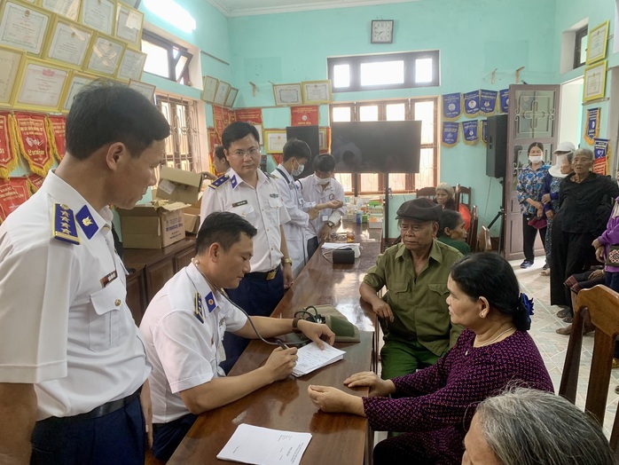 Vùng Cảnh sát biển 2 đồng hành cùng ngư dân, đồng bào dân tộc thiểu số Thừa Thiên - Huế- Ảnh 4. Vùng Cảnh sát biển 2 đồng hành cùng ngư dân, đồng bào dân tộc thiểu số Thừa Thiên - Huế- Ảnh 4.