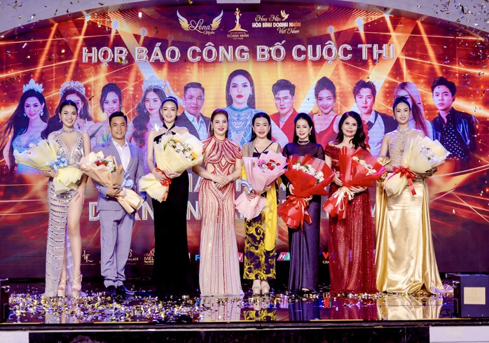 Cuộc thi hoa hậu chấp nhận thí sinh cao từ 1,45 m và 55 tuổi- Ảnh 1. Cuộc thi hoa hậu chấp nhận thí sinh cao từ 1,45 m và 55 tuổi- Ảnh 1.