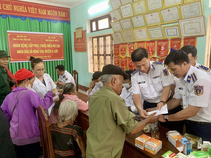 Vùng Cảnh sát biển 2 đồng hành cùng ngư dân, đồng bào dân tộc thiểu số Thừa Thiên - Huế- Ảnh 5. Vùng Cảnh sát biển 2 đồng hành cùng ngư dân, đồng bào dân tộc thiểu số Thừa Thiên - Huế- Ảnh 5.