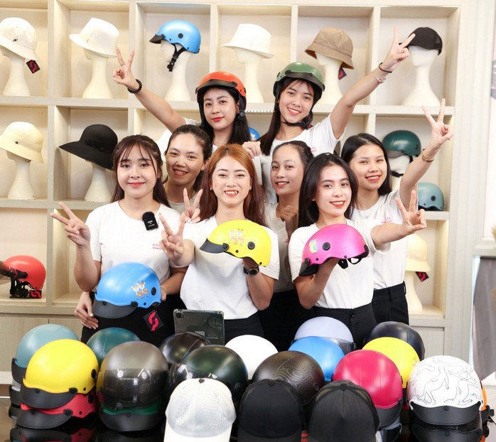 Nhân viên livestream của Công ty TNHH Thời trang Nón Sơn Ảnh: HỒNG ĐÀO Nhân viên livestream của Công ty TNHH Thời trang Nón Sơn Ảnh: HỒNG ĐÀO