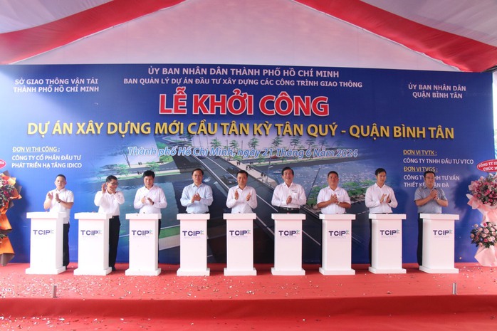 Cây cầu cửa ngõ thành phố khởi công lại sau hơn 5 năm ngừng thi công- Ảnh 1.