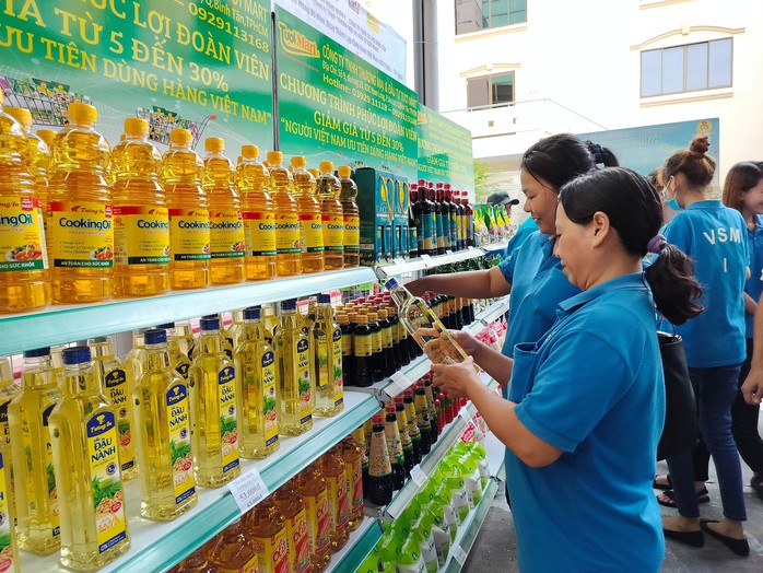 Công nhân Công ty TNHH Sản xuất hàng tiêu dùng Bình Tiên mua hàng tại điểm phúc lợi Ảnh: THANH NGA Công nhân Công ty TNHH Sản xuất hàng tiêu dùng Bình Tiên mua hàng tại điểm phúc lợi Ảnh: THANH NGA