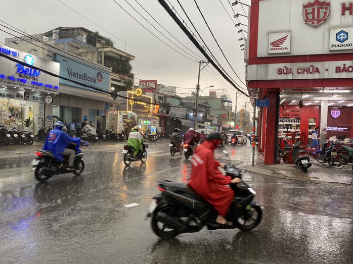 Mưa chiều tan tầm, TP HCM sẽ đón đợt mưa lớn diện rộng- Ảnh 2. Mưa chiều tan tầm, TP HCM sẽ đón đợt mưa lớn diện rộng- Ảnh 2.