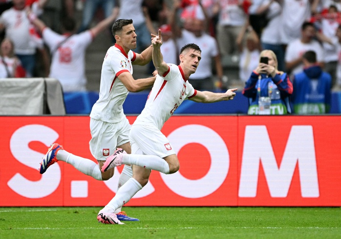 Krzysztof Piatek gỡ hòa 1-1 cho Ba Lan Krzysztof Piatek gỡ hòa 1-1 cho Ba Lan