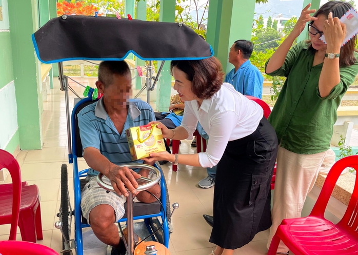 Báo chí thường trú Khánh Hòa mang niềm vui đến bệnh nhân phong- Ảnh 2. Báo chí thường trú Khánh Hòa mang niềm vui đến bệnh nhân phong- Ảnh 2.