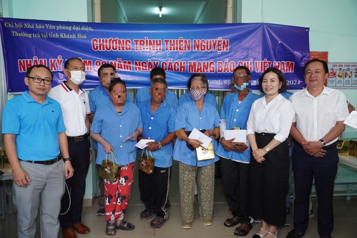 Báo chí thường trú Khánh Hòa mang niềm vui đến bệnh nhân phong- Ảnh 4. Báo chí thường trú Khánh Hòa mang niềm vui đến bệnh nhân phong- Ảnh 4.