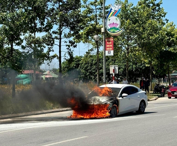Xế hộp bất ngờ bốc cháy dữ dội khi đang di chuyển trên đường- Ảnh 1. Xế hộp bất ngờ bốc cháy dữ dội khi đang di chuyển trên đường- Ảnh 1.