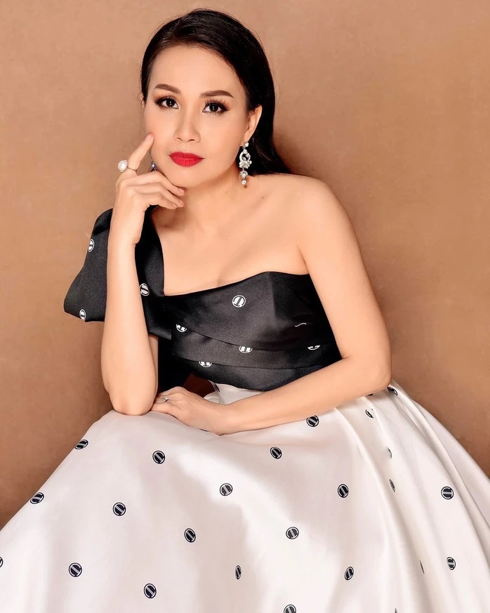 "Chị Tư" Cẩm Ly kỷ niệm 30 năm ca hát
- Ảnh 2. "Chị Tư" Cẩm Ly kỷ niệm 30 năm ca hát
- Ảnh 2.