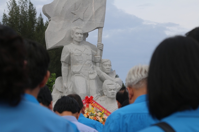 Dâng hương tưởng niệm 64 chiến sĩ Gạc Ma- Ảnh 3.