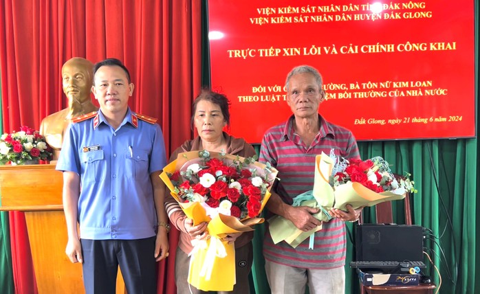 Xin lỗi công khai 2 vợ chồng bị bắt giam oan sai 4 tháng- Ảnh 2. Xin lỗi công khai 2 vợ chồng bị bắt giam oan sai 4 tháng- Ảnh 2.