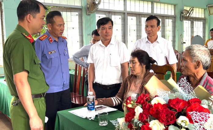 Xin lỗi công khai 2 vợ chồng bị bắt giam oan sai 4 tháng- Ảnh 1. Xin lỗi công khai 2 vợ chồng bị bắt giam oan sai 4 tháng- Ảnh 1.