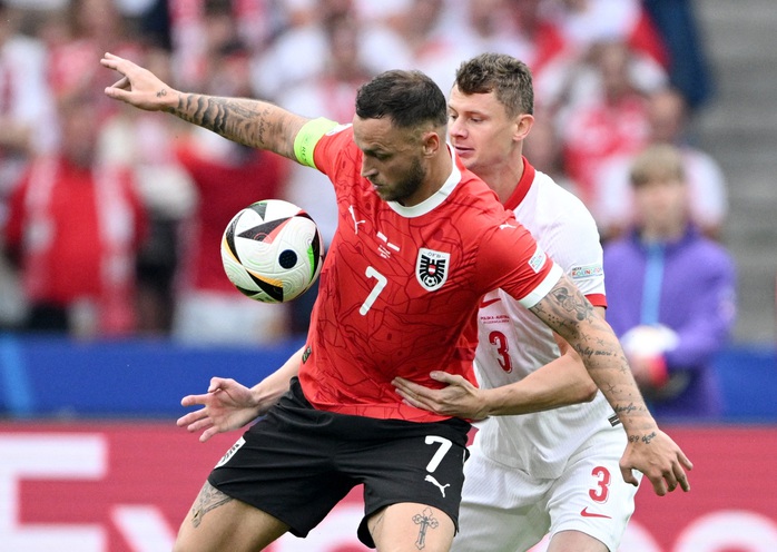 Marko Arnautovic tranh bóng với Pawel Dawidowicz (3, Ba Lan) Marko Arnautovic tranh bóng với Pawel Dawidowicz (3, Ba Lan)