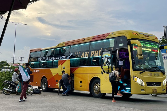 Xe khách giường nằm đón khách chớp nhoáng gần Bến xe An Sương- Ảnh 2. Xe khách giường nằm đón khách chớp nhoáng gần Bến xe An Sương- Ảnh 2.