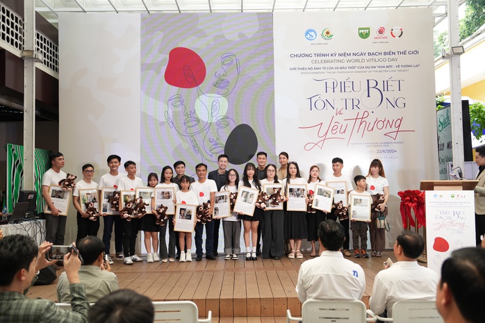 Á hậu Lệ Hằng cùng thành viên Ban Tổ chức chương trình trao quà biểu trưng cho 15 thành viên của bộ ảnh đã và đang được điều trị miễn phí tại Phòng khám Chuyên khoa Da liễu Medcare Á hậu Lệ Hằng cùng thành viên Ban Tổ chức chương trình trao quà biểu trưng cho 15 thành viên của bộ ảnh đã và đang được điều trị miễn phí tại Phòng khám Chuyên khoa Da liễu Medcare