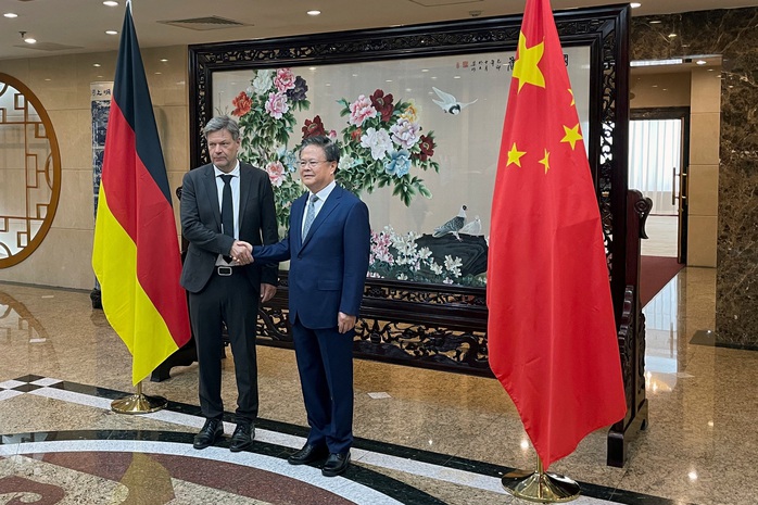 Phó Thủ tướng kiêm Bộ trưởng Kinh tế Đức Robert Habeck (trái) bắt tay Chủ tịch Ủy ban Cải cách và Phát triển Quốc gia Trung Quốc Zheng Shanjie ở Bắc Kinh ngày 22-6 Ảnh: REUTERS Phó Thủ tướng kiêm Bộ trưởng Kinh tế Đức Robert Habeck (trái) bắt tay Chủ tịch Ủy ban Cải cách và Phát triển Quốc gia Trung Quốc Zheng Shanjie ở Bắc Kinh ngày 22-6 Ảnh: REUTERS