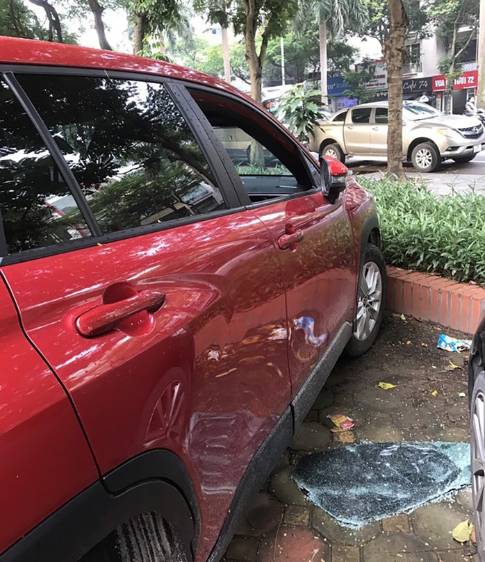 Làm quán cơm thiện nguyện không đủ tiền tiêu, đập kính hàng loạt xe ôtô để trộm cắp- Ảnh 2. Làm quán cơm thiện nguyện không đủ tiền tiêu, đập kính hàng loạt xe ôtô để trộm cắp- Ảnh 2.