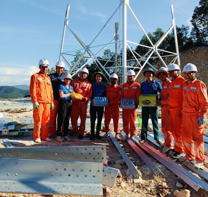 VIDEO: Trên 1.100 đoàn viên, thanh niên hỗ trợ thi công đường dây 500 kV mạch 3- Ảnh 6. VIDEO: Trên 1.100 đoàn viên, thanh niên hỗ trợ thi công đường dây 500 kV mạch 3- Ảnh 6.
