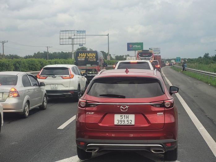 Kẹt xe kinh hoàng trên tuyến cao tốc TP HCM - Long Thành và Quốc lộ 51- Ảnh 2. Kẹt xe kinh hoàng trên tuyến cao tốc TP HCM - Long Thành và Quốc lộ 51- Ảnh 2.
