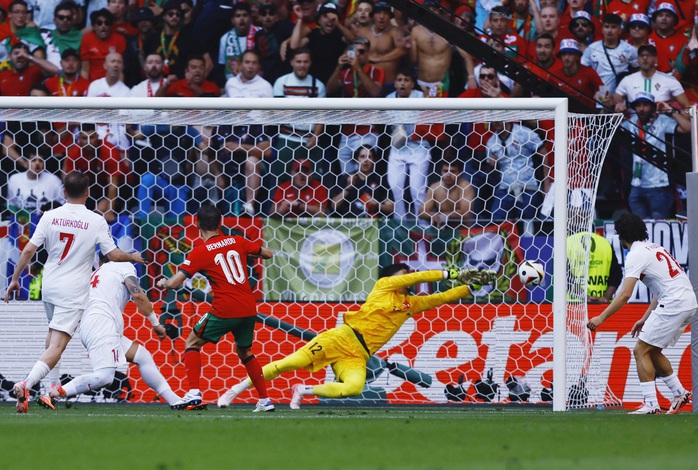 Euro 2024: Thắng vùi dập Thổ Nhĩ Kỳ, Bồ Đào Nha giành vé vòng 1/8- Ảnh 2. Euro 2024: Thắng vùi dập Thổ Nhĩ Kỳ, Bồ Đào Nha giành vé vòng 1/8- Ảnh 2.