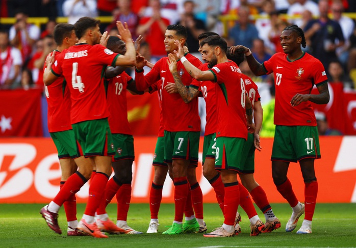 Euro 2024: Thắng vùi dập Thổ Nhĩ Kỳ, Bồ Đào Nha giành vé vòng 1/8- Ảnh 6. Euro 2024: Thắng vùi dập Thổ Nhĩ Kỳ, Bồ Đào Nha giành vé vòng 1/8- Ảnh 6.